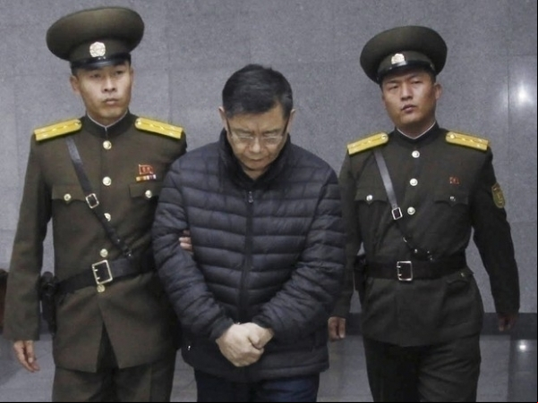 Pastor canadense preso na Coreia do Norte cava buracos o dia todo