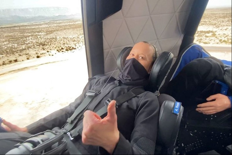Homem mais rico do mundo faz viagem espacial 