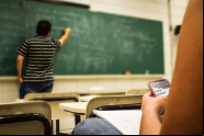 Alunos de Gaspar que usarem celular na escola ter