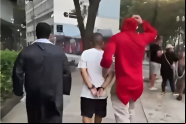 Policiais fantasiados de Chapolin e padre prendem bandido em bloco